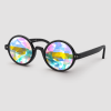 Ronde kaleidoscoop zonnebril met zwart montuur – ronde festivalzonnebril met kleurrijke kaleidoscoop glazen en mat zwart frame, ideaal voor festivals, feesten en zomerse events. Opvallend accessoire als cadeau of voor eigen gebruik.