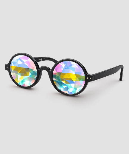 Ronde kaleidoscoop zonnebril met zwart montuur – ronde festivalzonnebril met kleurrijke kaleidoscoop glazen en mat zwart frame, ideaal voor festivals, feesten en zomerse events. Opvallend accessoire als cadeau of voor eigen gebruik.