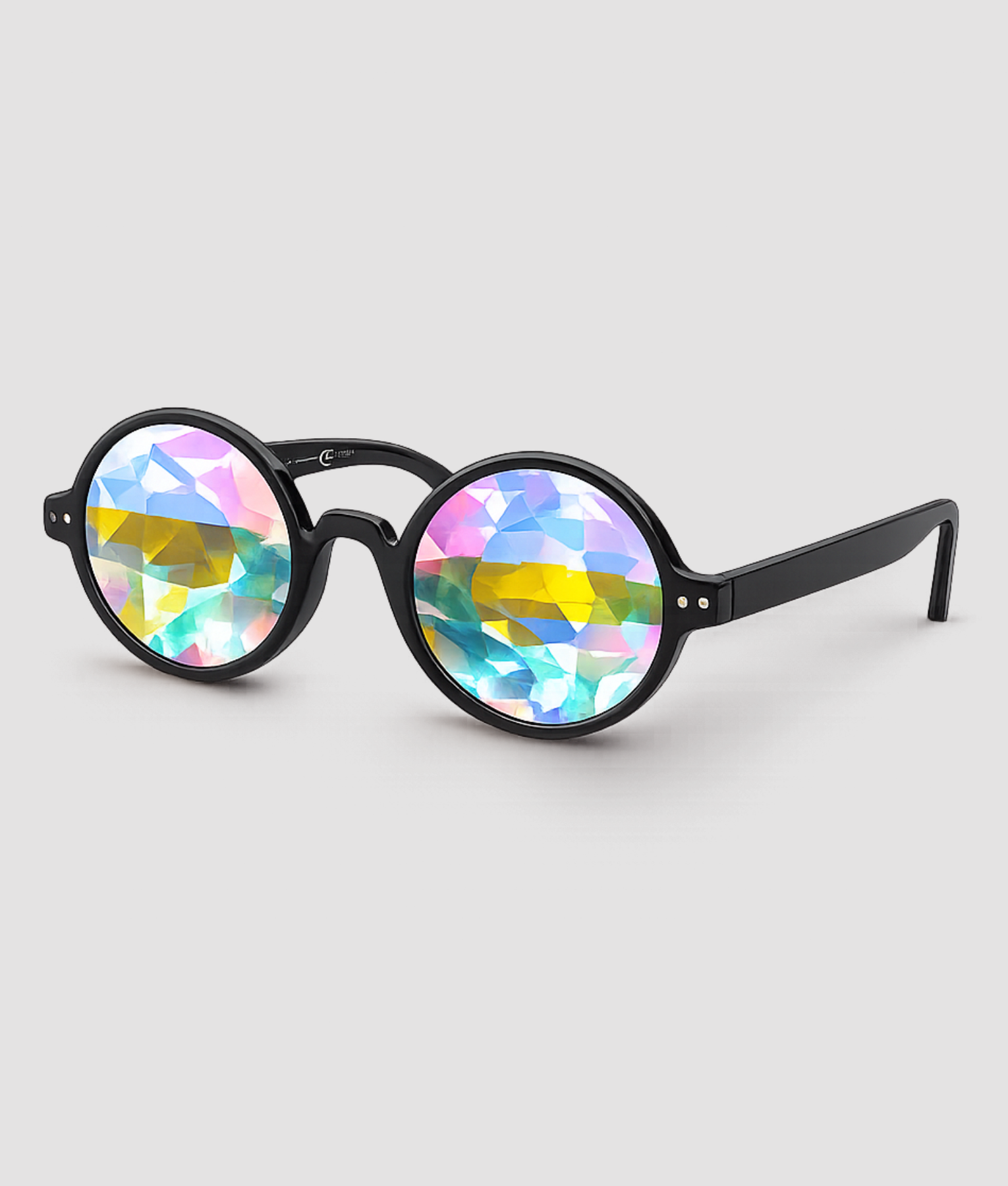 Ronde kaleidoscoop zonnebril met zwart montuur – ronde festivalzonnebril met kleurrijke kaleidoscoop glazen en mat zwart frame, ideaal voor festivals, feesten en zomerse events. Opvallend accessoire als cadeau of voor eigen gebruik.