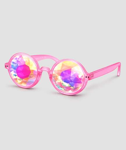 Roze kaleidoscoop zonnebril met roze montuur – ronde festivalzonnebril met kleurrijke kaleidoscoop glazen en transparant roze frame, ideaal voor festivals, feesten en zomerse events. Opvallend accessoire als cadeau of voor eigen gebruik.