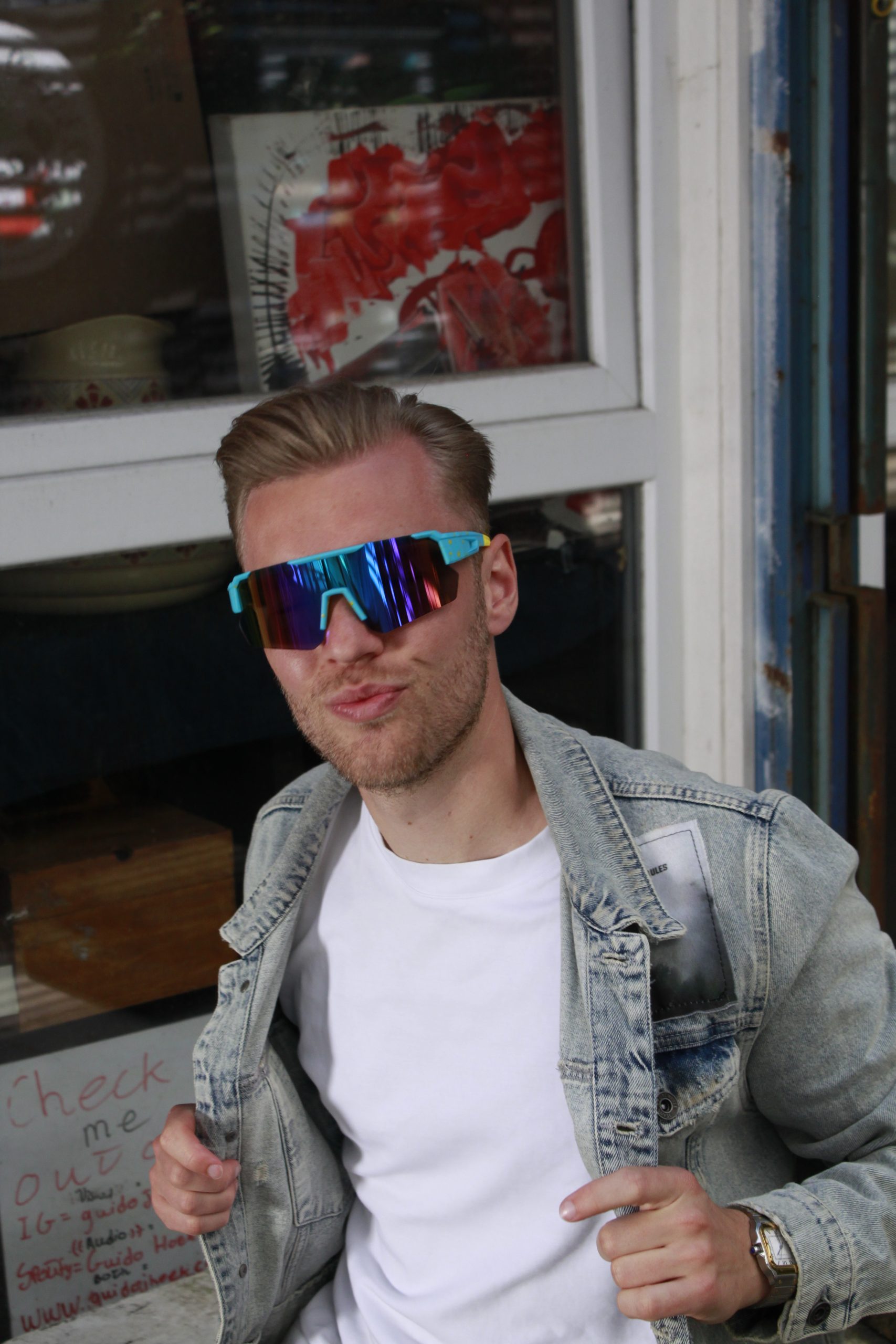 blauw-gele-rave-bril-scaled-1.jpg