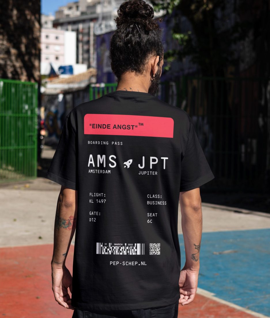 boardingpass-model-tshirt-zwart-boardingpass-tshirt-pepschep-beste-festival-tshirt-beste-rave-tshirt-scaled-1.jpg