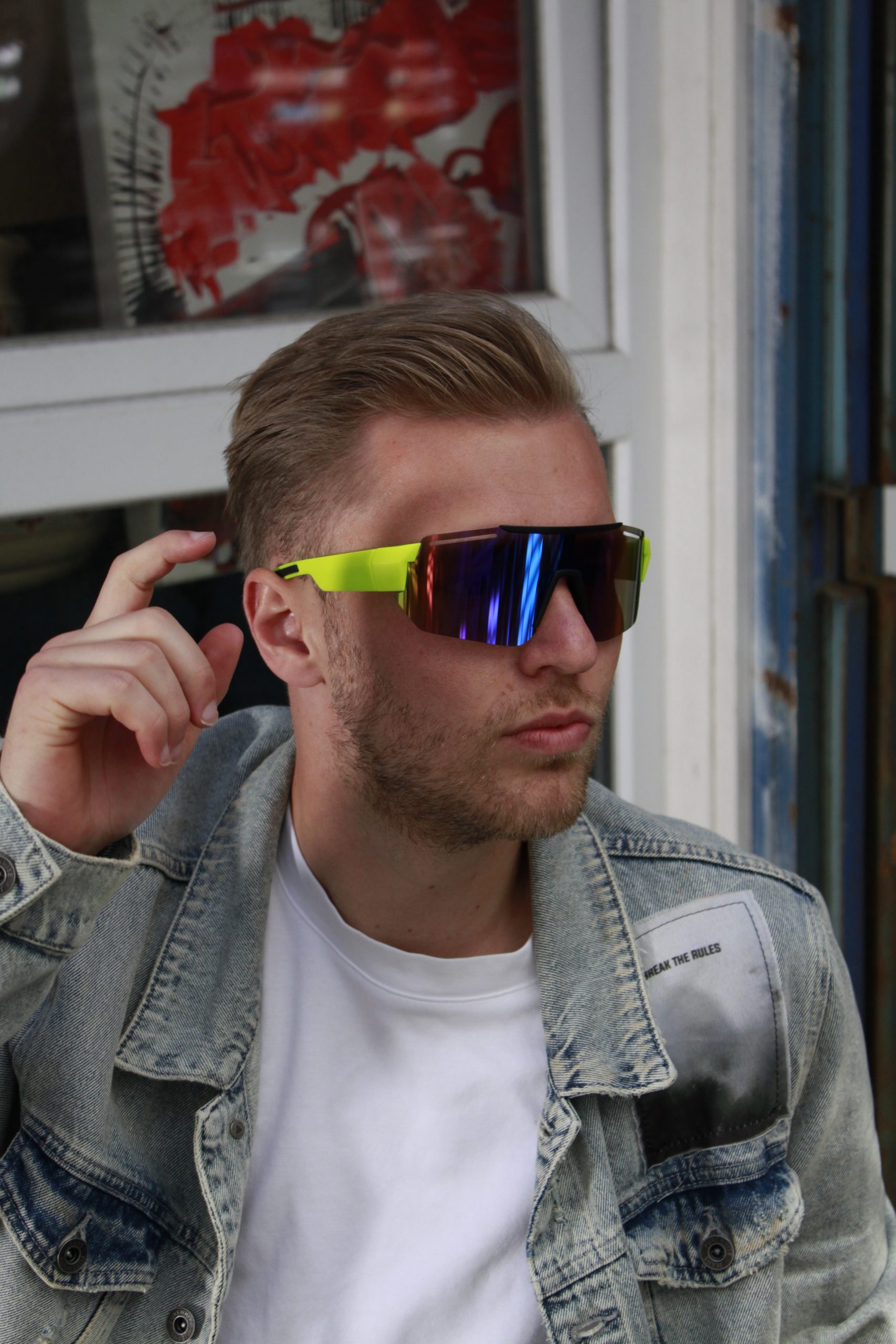 bril-geel-rave-scaled-1.jpg