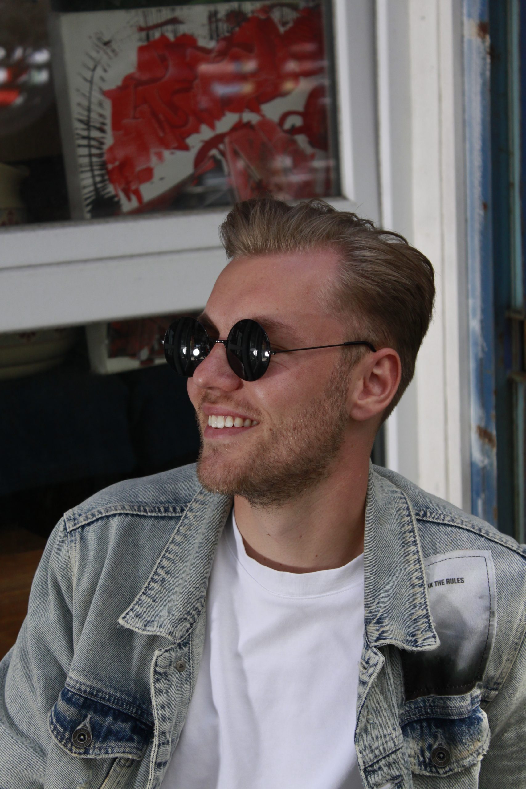 bril-zwarte-glazen-festival-scaled-1.jpg