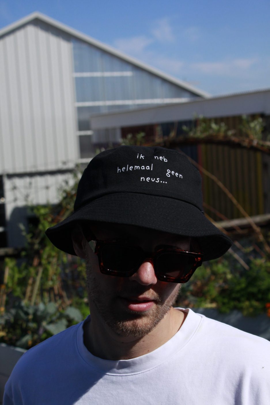 bucket-hat-ik-heb-helemaal-geen-neus-scaled-1.jpg