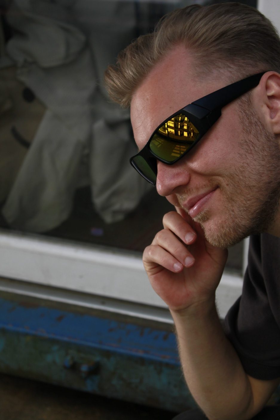 gekleurde-glazen-rave-bril-scaled-1.jpg