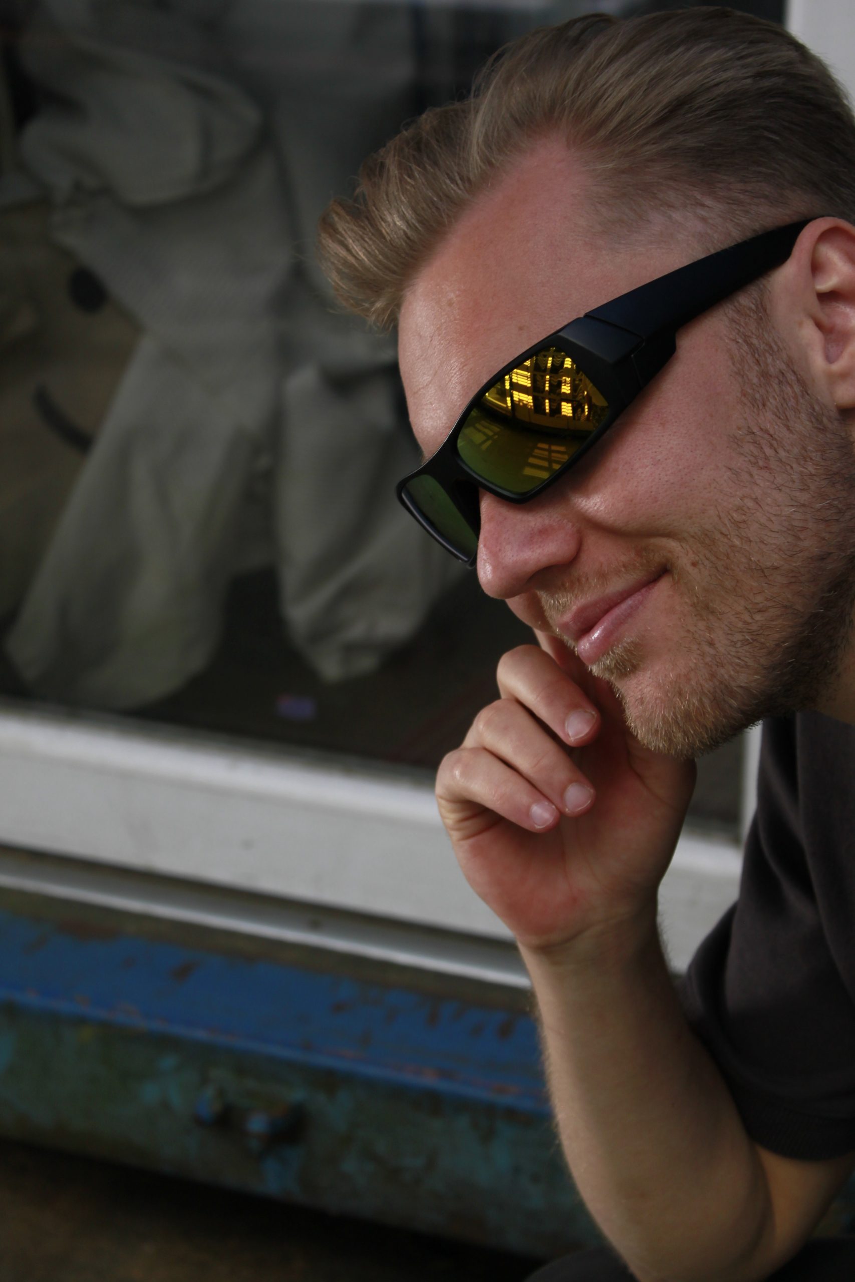 gekleurde-glazen-rave-bril-scaled-1.jpg