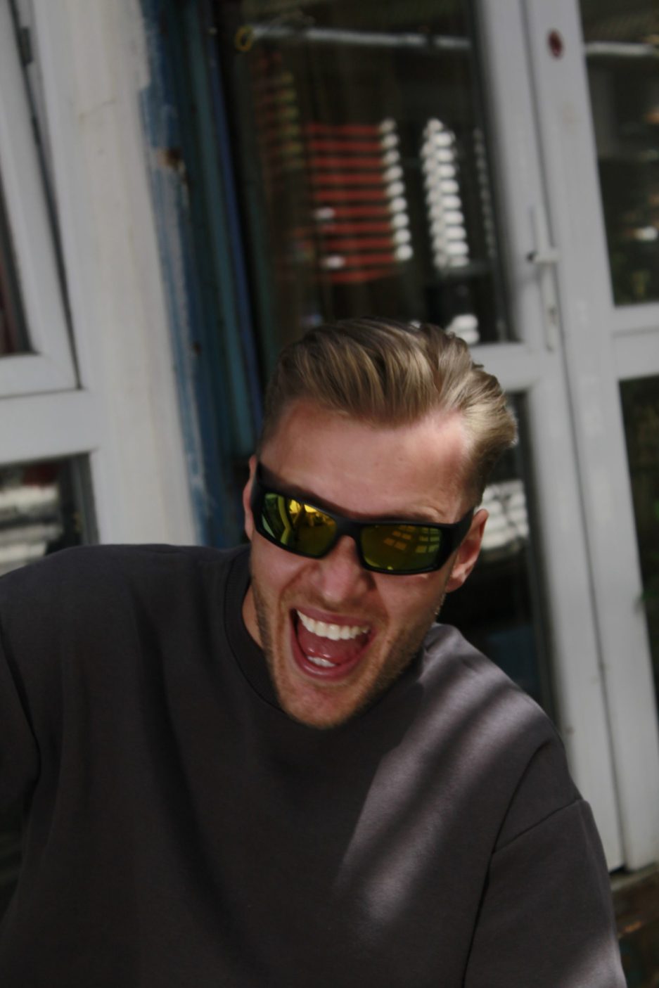 koop-een-bril-voor-een-festival-scaled-1.jpg