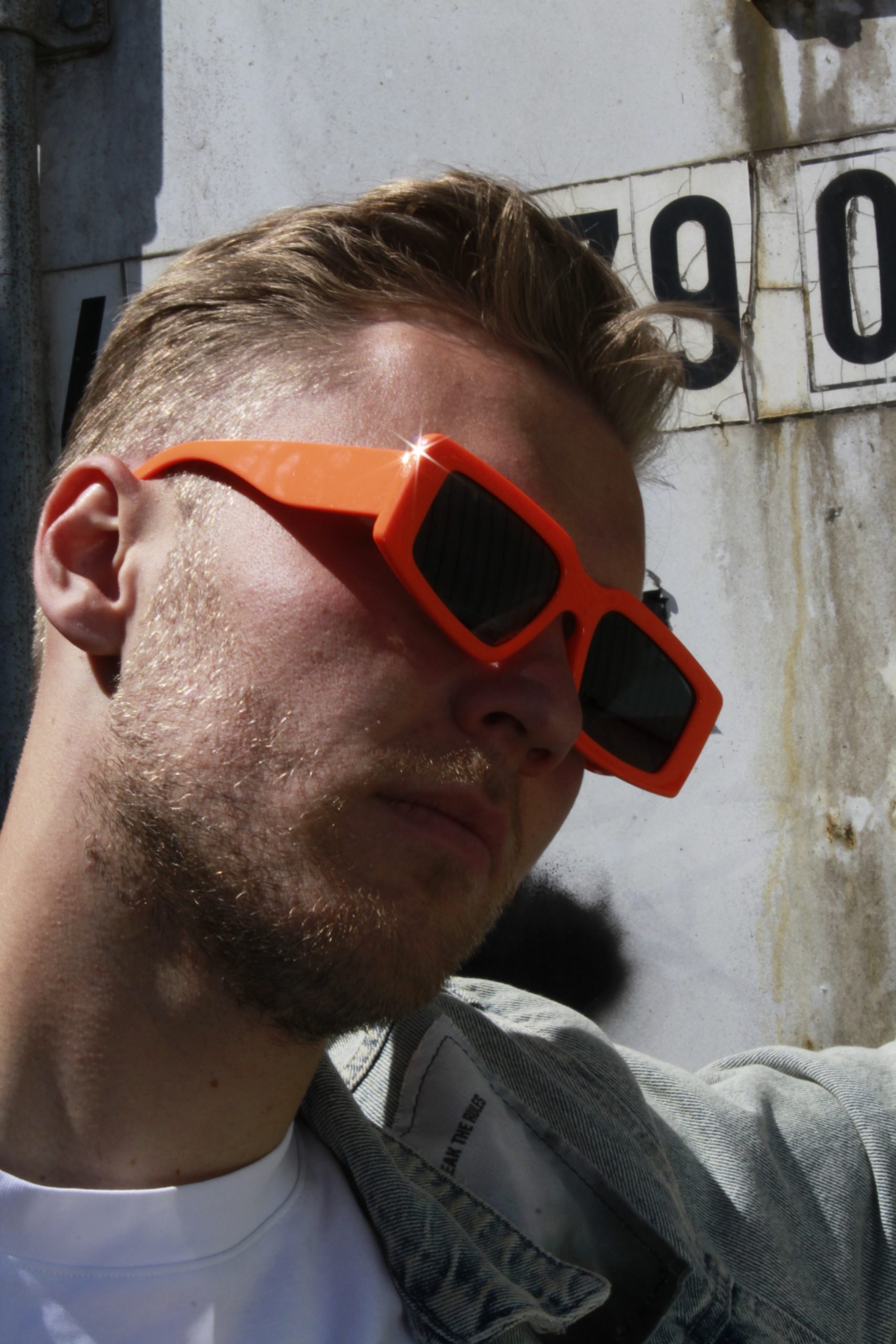 oranje-zonnebrillen-scaled-1.jpg