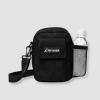 PEP SCHEP Bottle Bag – zwarte schoudertas met PEP SCHEP logo, karabijnhaak, verstelbare riem en zijvak met gaasnet voor een drinkfles