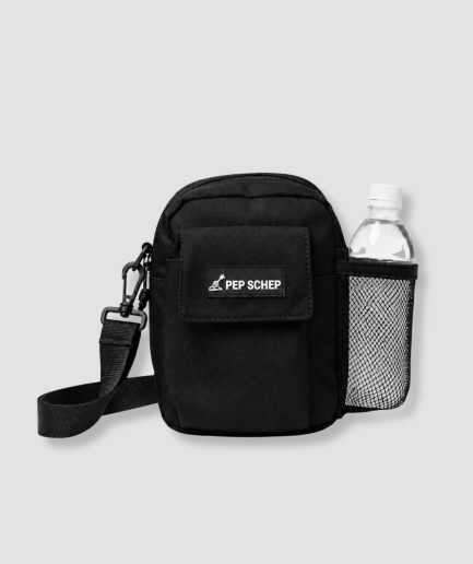 PEP SCHEP Bottle Bag – zwarte schoudertas met PEP SCHEP logo, karabijnhaak, verstelbare riem en zijvak met gaasnet voor een drinkfles