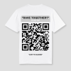 qr-code-wit-shirt-grijs-festivaloutfit-samenstellen-festivaloutfit-accessoires-festival-outfit-voor-warm-weer.png