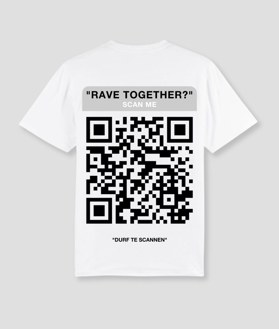 qr-code-wit-shirt-grijs-festivaloutfit-samenstellen-festivaloutfit-accessoires-festival-outfit-voor-warm-weer.png