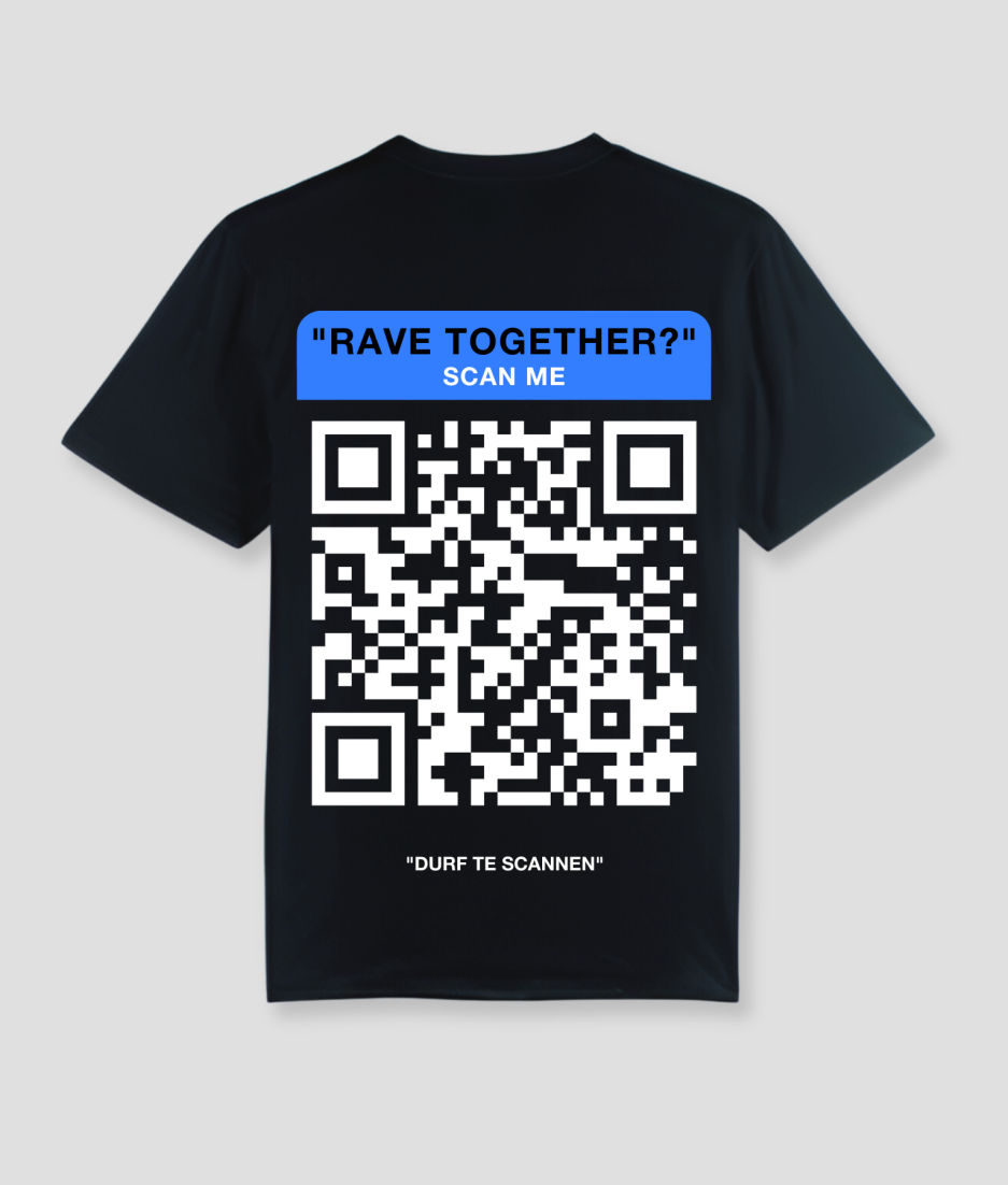 qr-code-zwart-shirt-blauw-techno-kleding-techno-shirt-techno-outfit.png