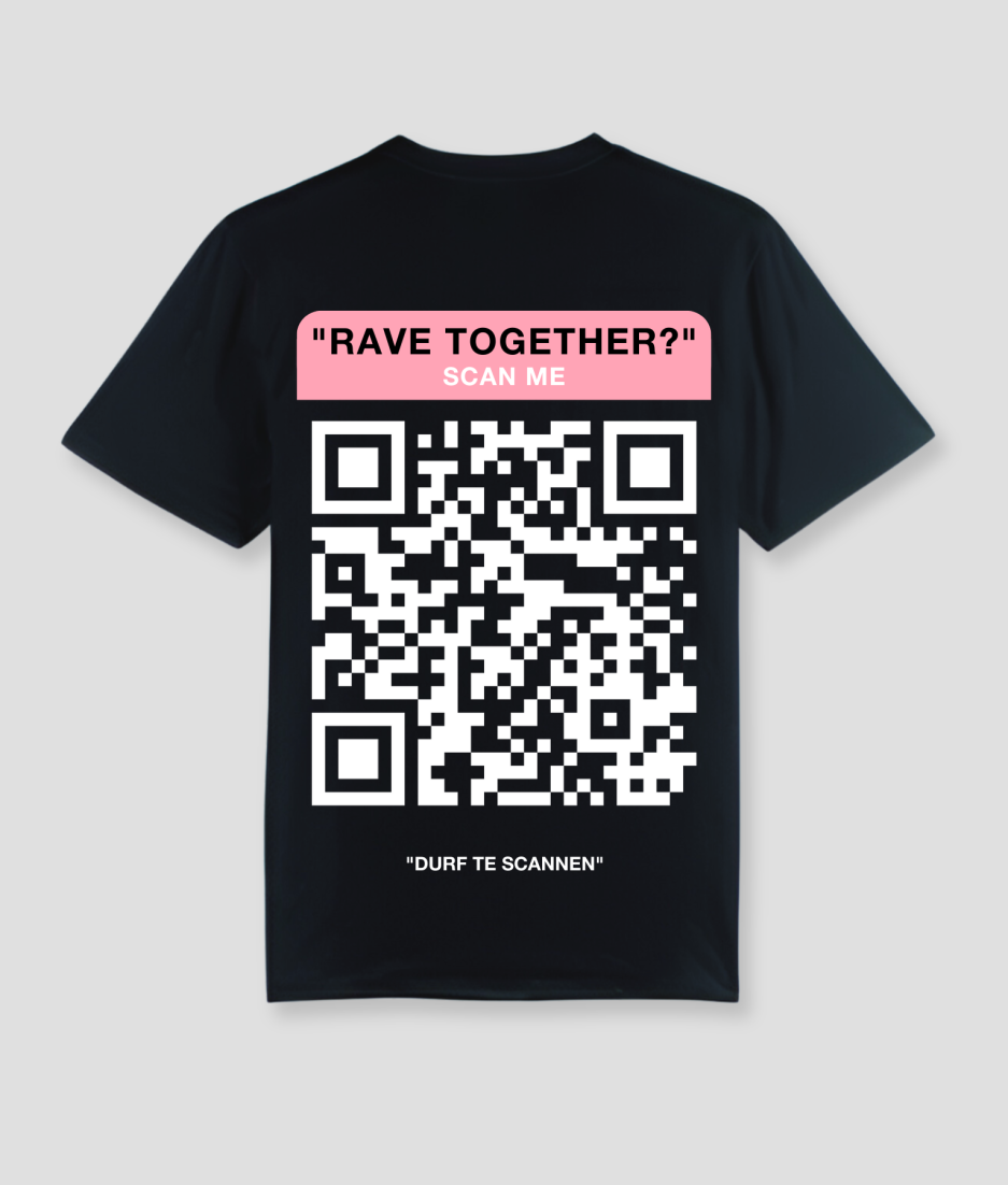 qr-code-zwart-shirt-roze-rave-kleding-outfit-.png
