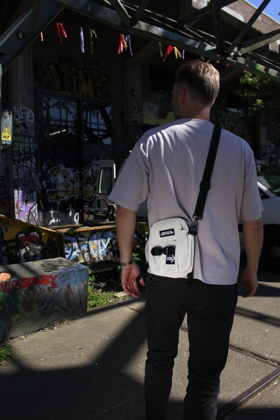 schouder-tas-voor-raves-scaled-1.jpg