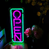 geopend neon