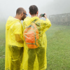 gele regen poncho