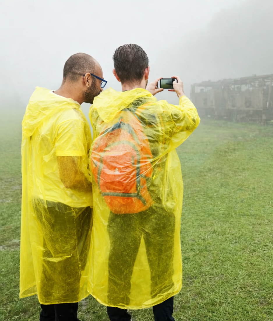 gele regen poncho