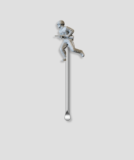Mini schepje met rennende soldaat figuur in grijs