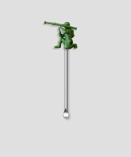 Mini schepje met groen speelgoedsoldaatje met bazooka