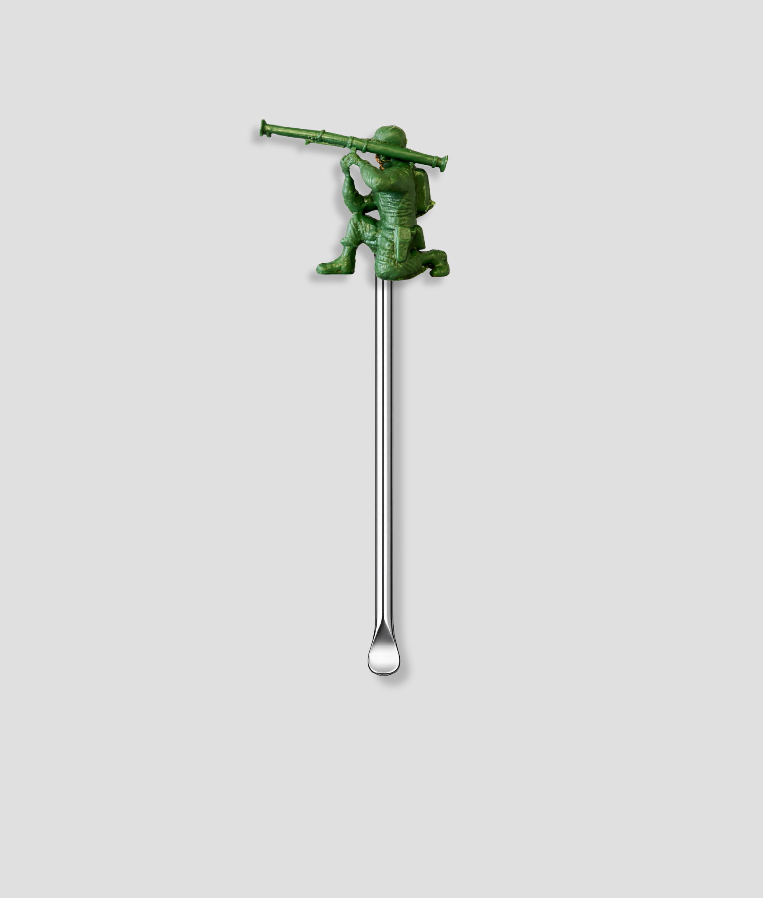Mini schepje met groen speelgoedsoldaatje met bazooka