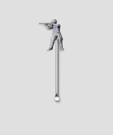 Mini schepje met staande soldaat figuur die richt met een geweer