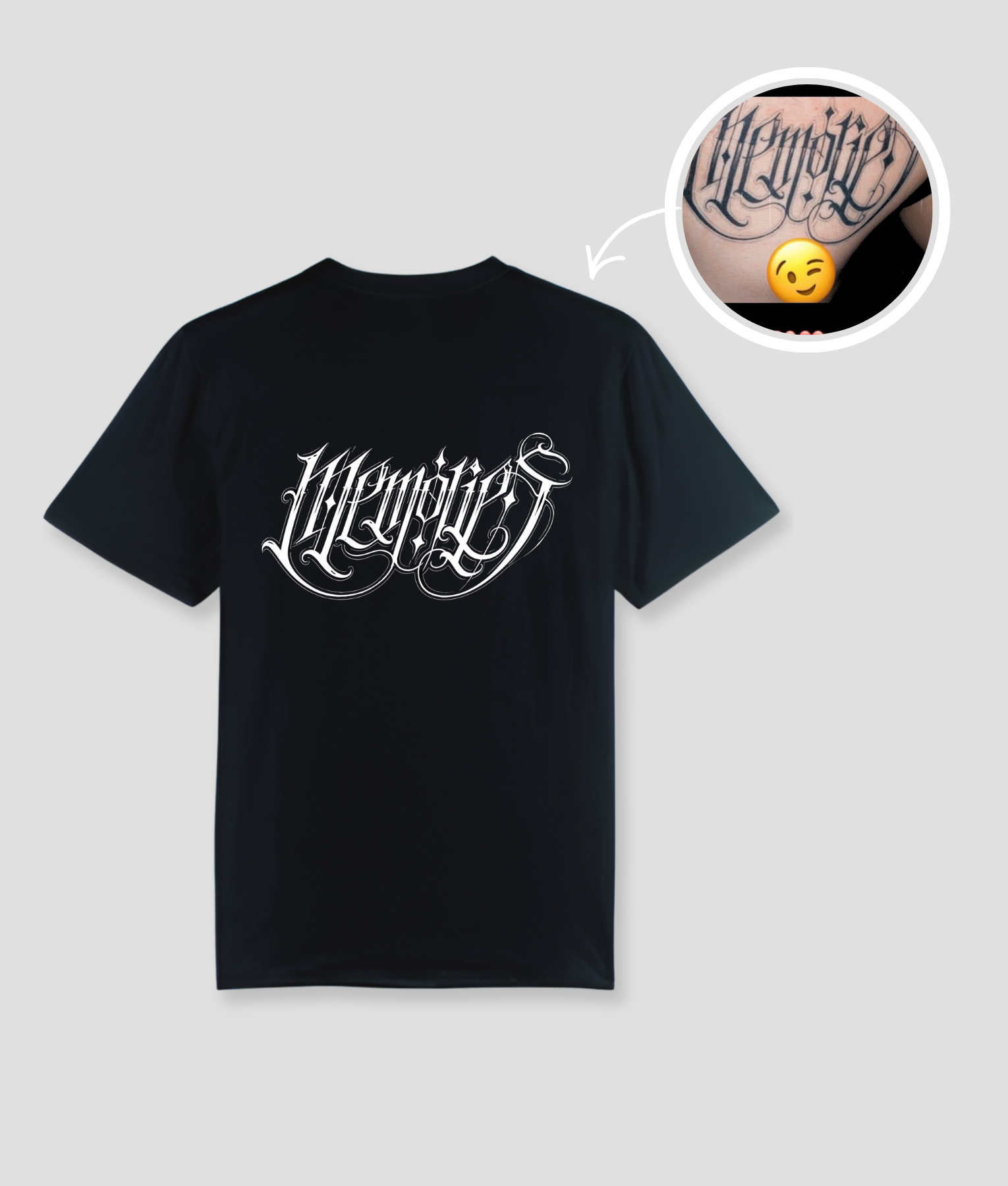 Zwart unisex t-shirt met 'Memories' gotische kalligrafie opdruk van PEP SCHEP – witte tattoo-stijl lettertekst op de voorkant, eigen tattoo uploadbaar