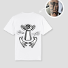 Wit unisex t-shirt met surrealistisch oog-wezen opdruk van PEP SCHEP – zwarte voorkant print met mystieke illustratie van figuur met oog, handen en muzieknoten