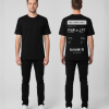 Zwart unisex T-shirt voor- en achteraanzicht gedragen door mannelijk model met boarding pass kies eigen tekst print op de rug