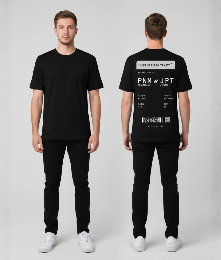 Zwart unisex T-shirt voor- en achteraanzicht gedragen door mannelijk model met boarding pass kies eigen tekst print op de rug