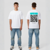 Wit T-shirt met cyaan eigen tekst banner, grote zwarte QR-code en DURF TE SCANNEN tekst op de rug