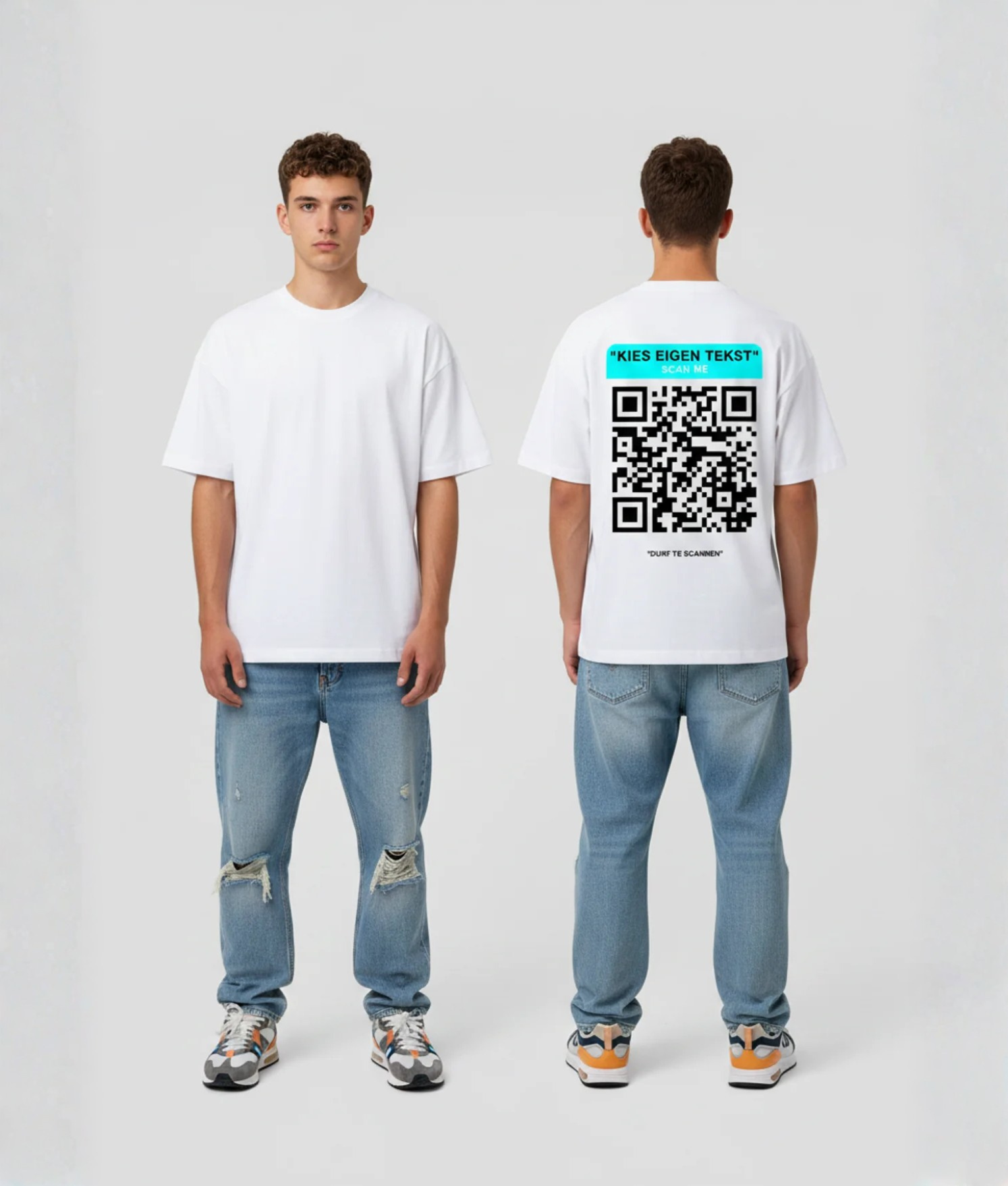 Wit T-shirt met cyaan eigen tekst banner, grote zwarte QR-code en DURF TE SCANNEN tekst op de rug