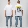 Wit T-shirt met gele eigen tekst banner, grote zwarte QR-code en DURF TE SCANNEN tekst op de rug
