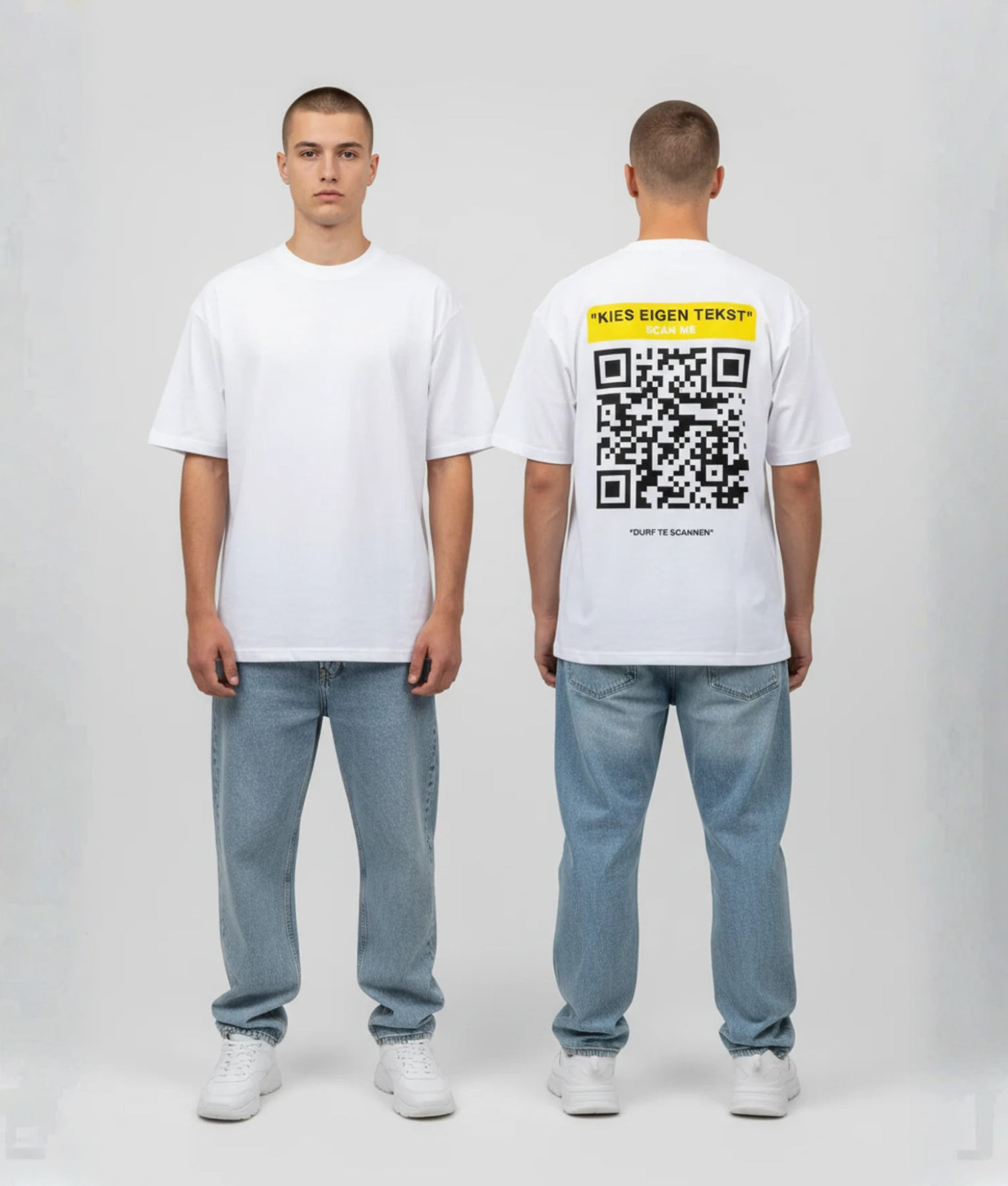 Wit T-shirt met gele eigen tekst banner, grote zwarte QR-code en DURF TE SCANNEN tekst op de rug