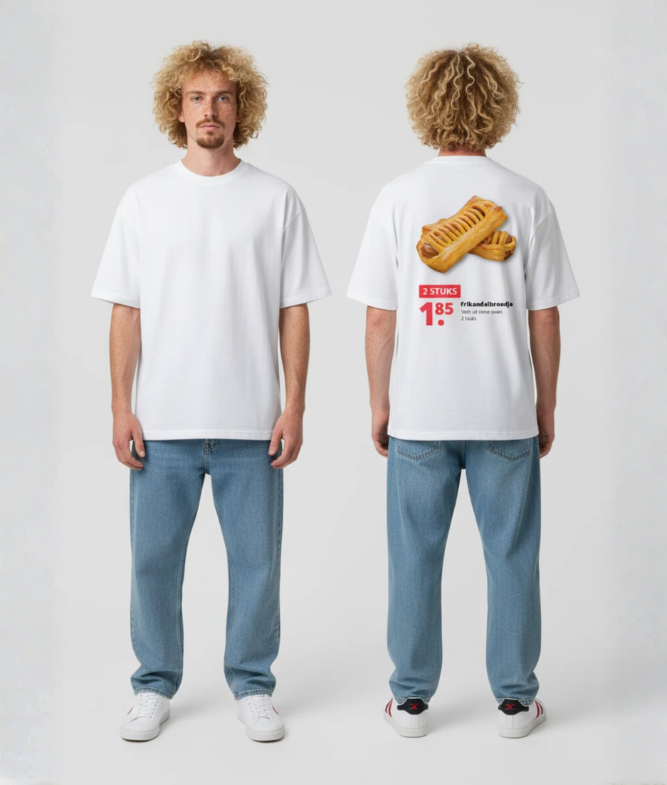 Wit T-shirt met frikandelbroodje foto en supermarkt advertentie print met prijs op de rug