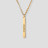 Gouden rechthoekige staafvormige hanger aan gouden schakelketting met Custom eigen tekst gravure gepersonaliseerde naam sieraad