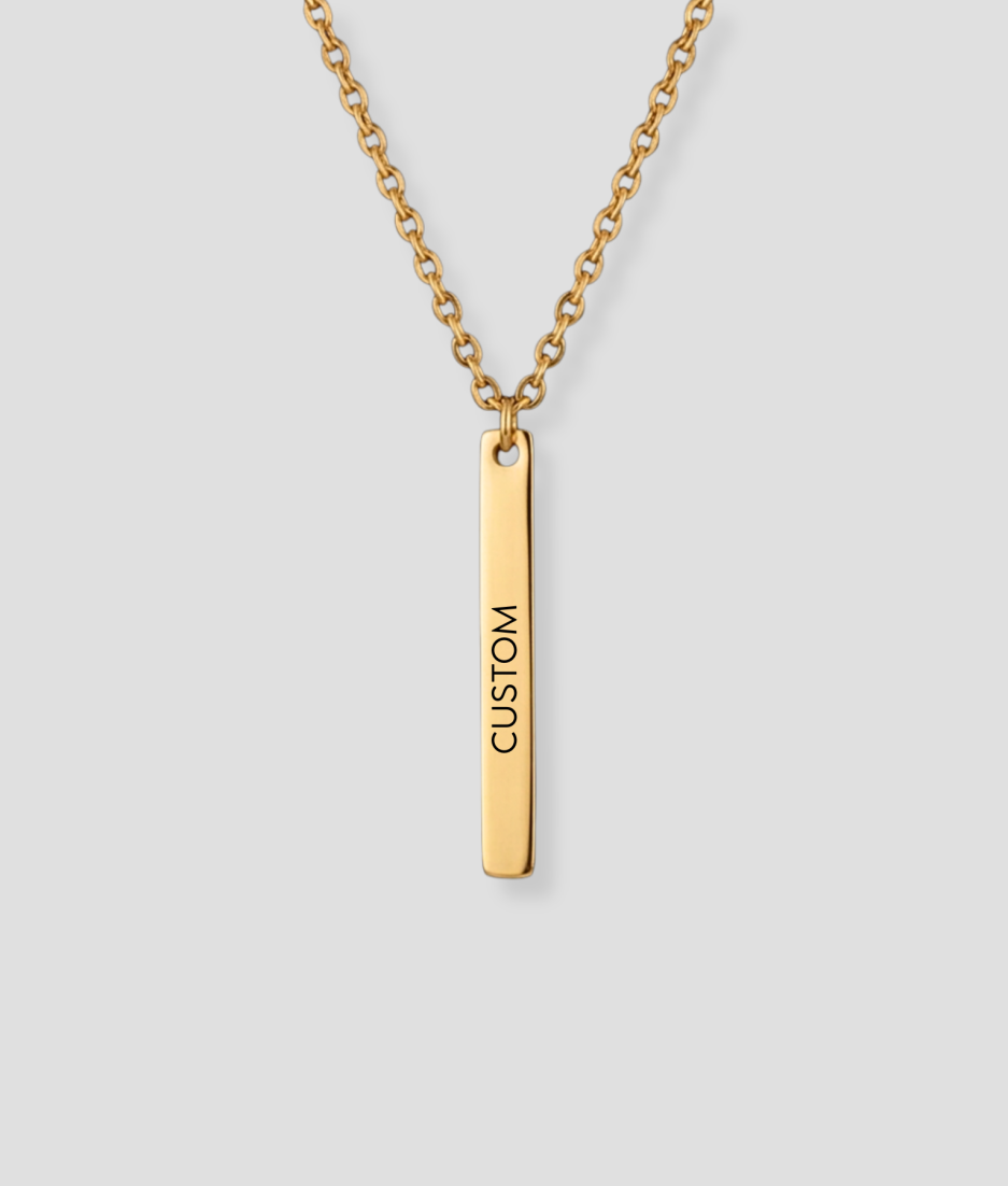 Gouden rechthoekige staafvormige hanger aan gouden schakelketting met Custom eigen tekst gravure gepersonaliseerde naam sieraad
