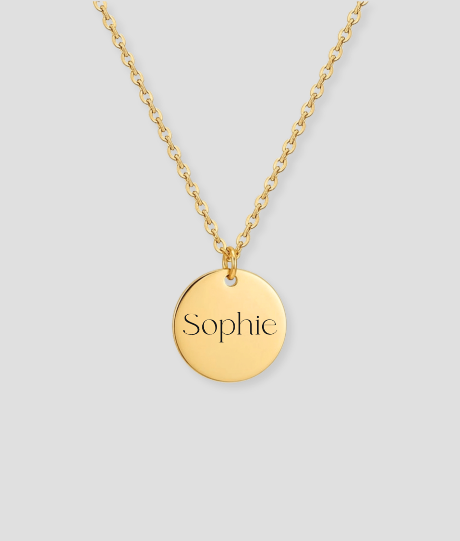 Gouden ronde schijfvormige hanger met Sophie naam gravure voorbeeld aan gouden schakelketting gepersonaliseerd gouden sieraad met eigen naam gravure