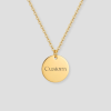 Gouden ronde schijfvormige hanger met custom tekst gravure voorbeeld aan gouden schakelketting gepersonaliseerd gouden sieraad met eigen tekst of naam gravure