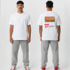 Wit unisex T-shirt voor- en achteraanzicht gedragen door mannelijk model met kipnuggetbroodje supermarkt reclame print Per Stuk €1.29 op de rug