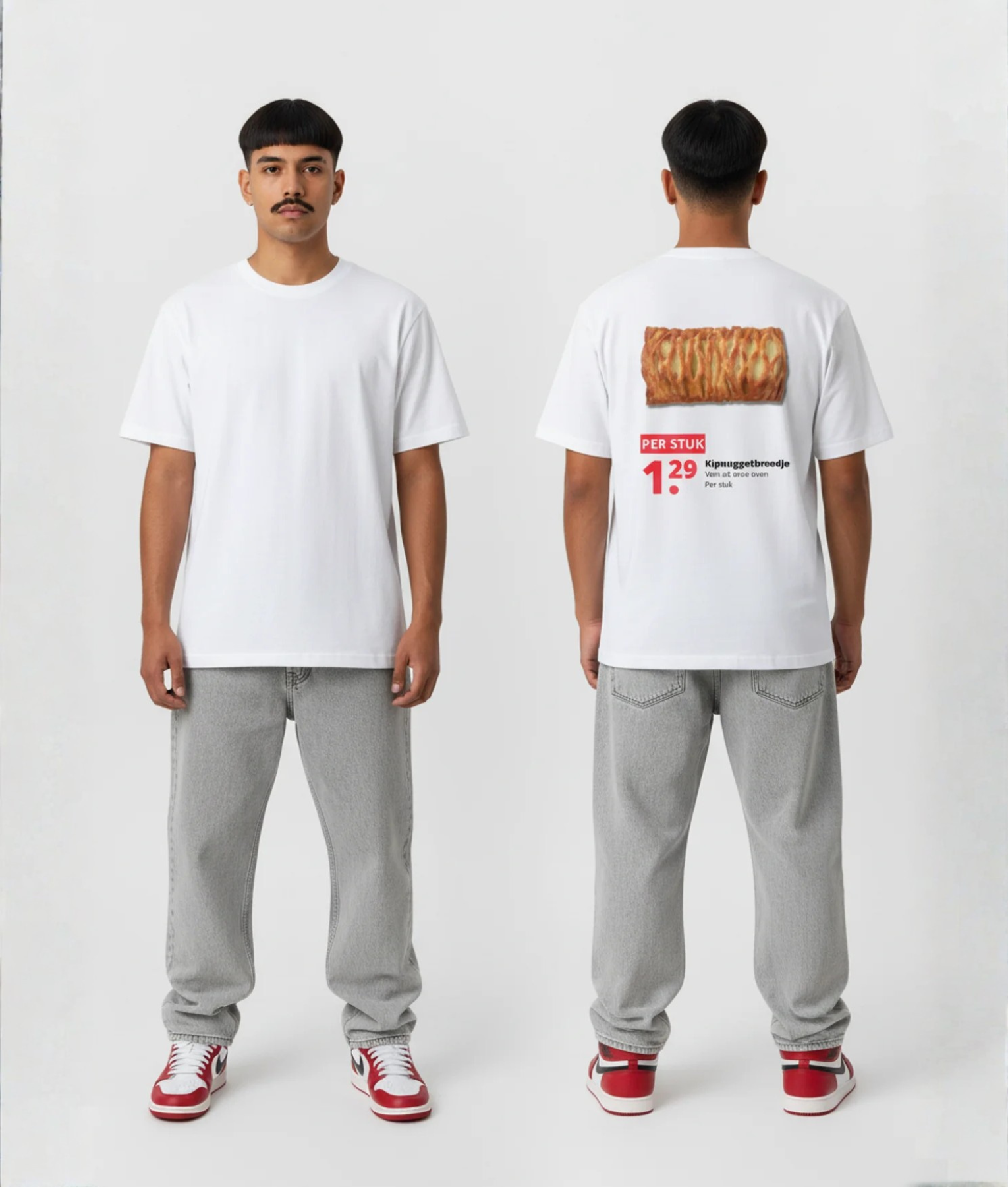 Wit unisex T-shirt voor- en achteraanzicht gedragen door mannelijk model met kipnuggetbroodje supermarkt reclame print Per Stuk €1.29 op de rug