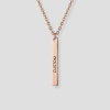 Rosé gouden rechthoekige staafvormige hanger aan rosé gouden schakelketting met Custom eigen tekst gravure gepersonaliseerde naam sieraad