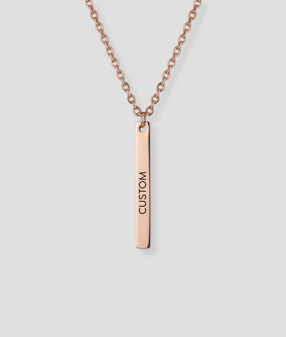 Rosé gouden rechthoekige staafvormige hanger aan rosé gouden schakelketting met Custom eigen tekst gravure gepersonaliseerde naam sieraad