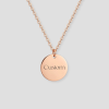 Rosé gouden ronde schijfvormige hanger met custom tekst gravure voorbeeld aan rosé gouden schakelketting gepersonaliseerd rosé gouden sieraad met eigen tekst of naam