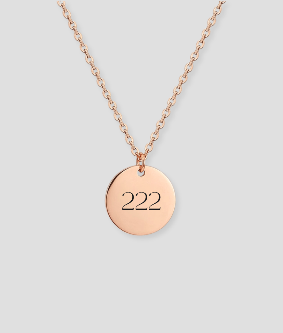 Rosé gouden ronde schijfvormige hanger met getal gravure voorbeeld aan rosé gouden schakelketting gepersonaliseerd rosé gouden sieraad met eigen getal of nummer