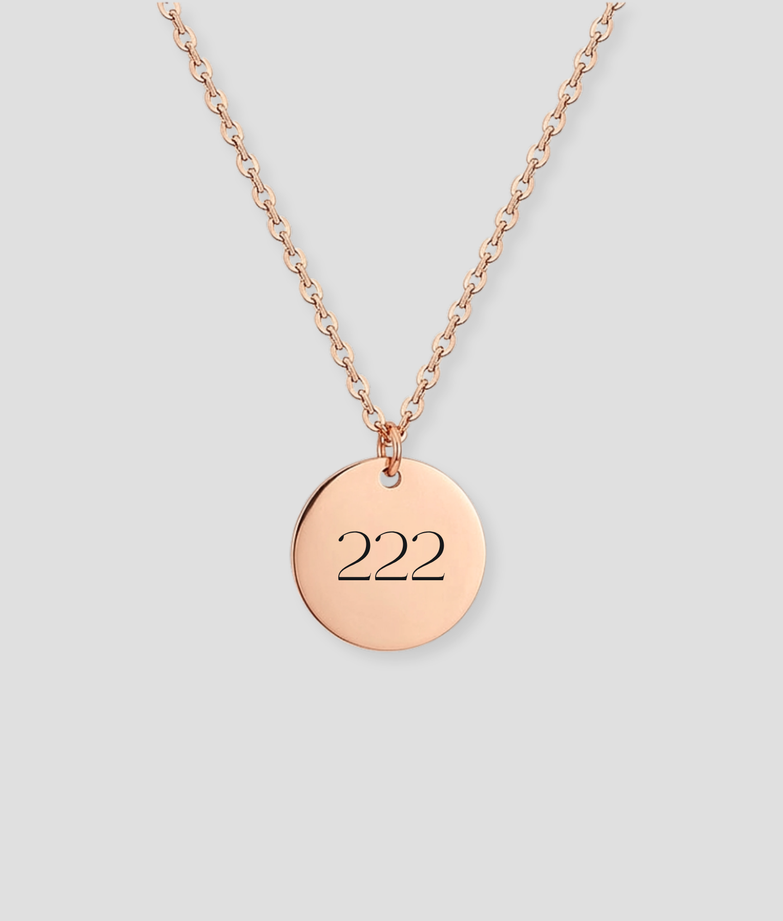 Rosé gouden ronde schijfvormige hanger met getal gravure voorbeeld aan rosé gouden schakelketting gepersonaliseerd rosé gouden sieraad met eigen getal of nummer