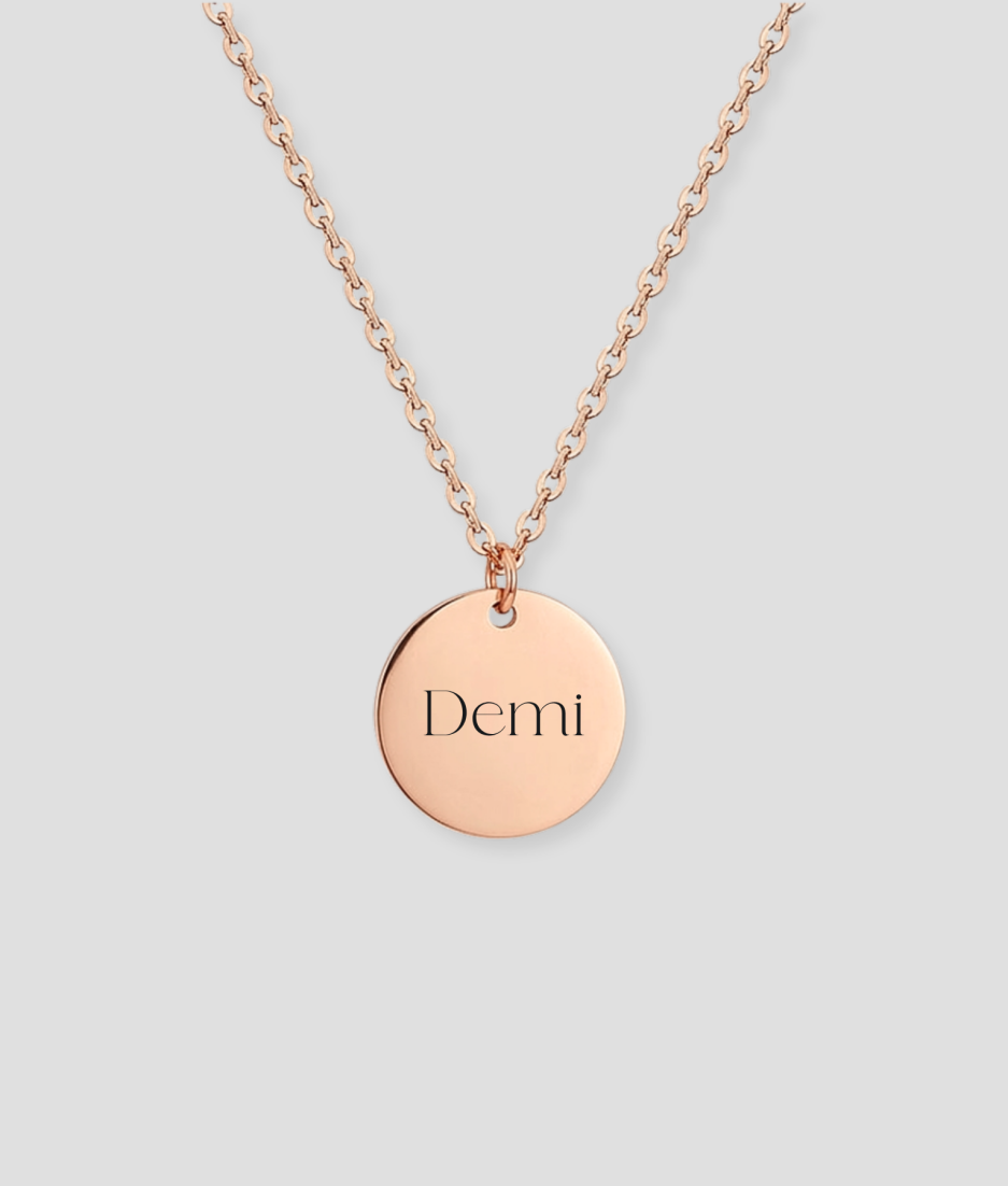 Rosé gouden ronde schijfvormige hanger met Demi naam gravure voorbeeld aan rosé gouden schakelketting gepersonaliseerd rosé gouden sieraad met eigen naam