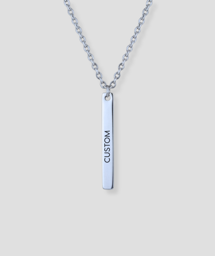Zilveren rechthoekige staafvormige hanger aan zilveren schakelketting met Custom eigen tekst gravure gepersonaliseerde naam sieraad
