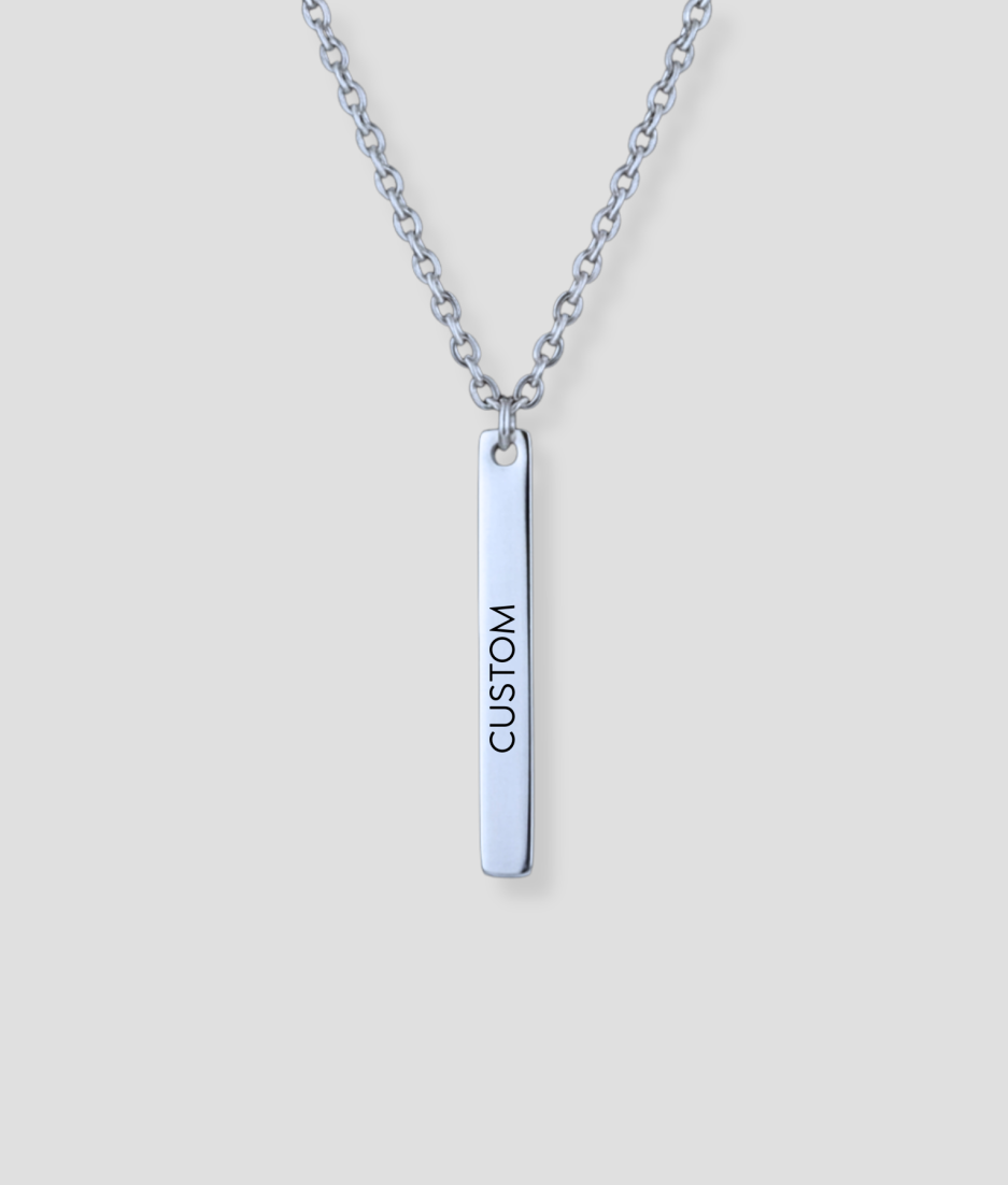 Zilveren rechthoekige staafvormige hanger aan zilveren schakelketting met Custom eigen tekst gravure gepersonaliseerde naam sieraad